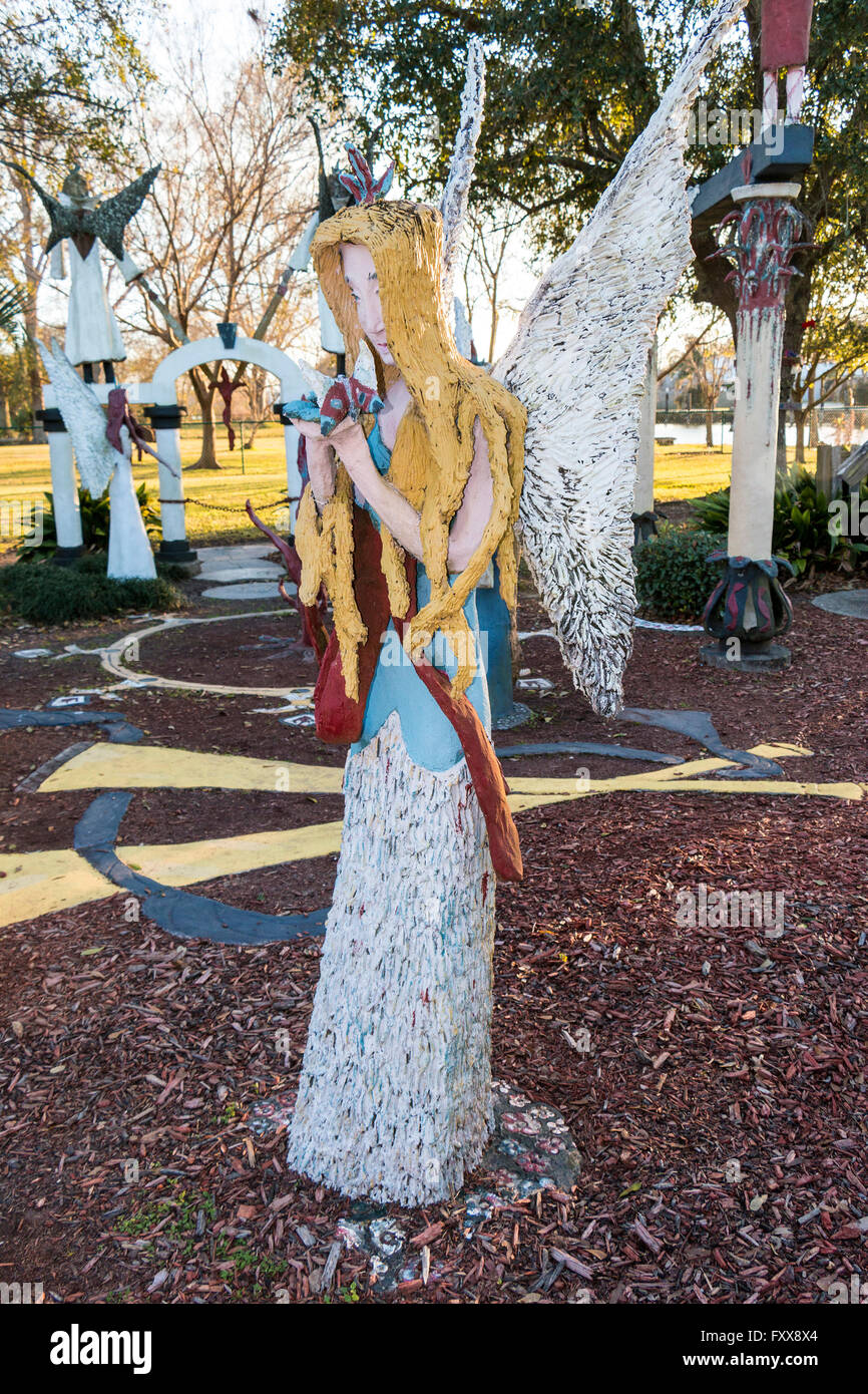 Skulpturengarten in Chauvin, LA, mit seltsamen Kunstwerk geschehen von einem zurückgezogen lebenden Künstler namens Kenny Hill. Er machte diese mit Beton. Stockfoto