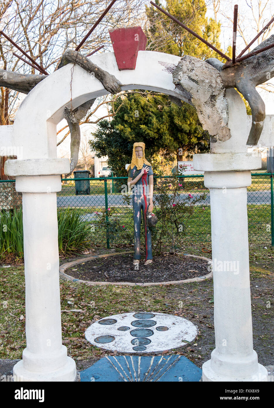 Skulpturengarten in Chauvin, LA, mit seltsamen Kunstwerk geschehen von einem zurückgezogen lebenden Künstler namens Kenny Hill. Er machte diese mit Beton. Stockfoto