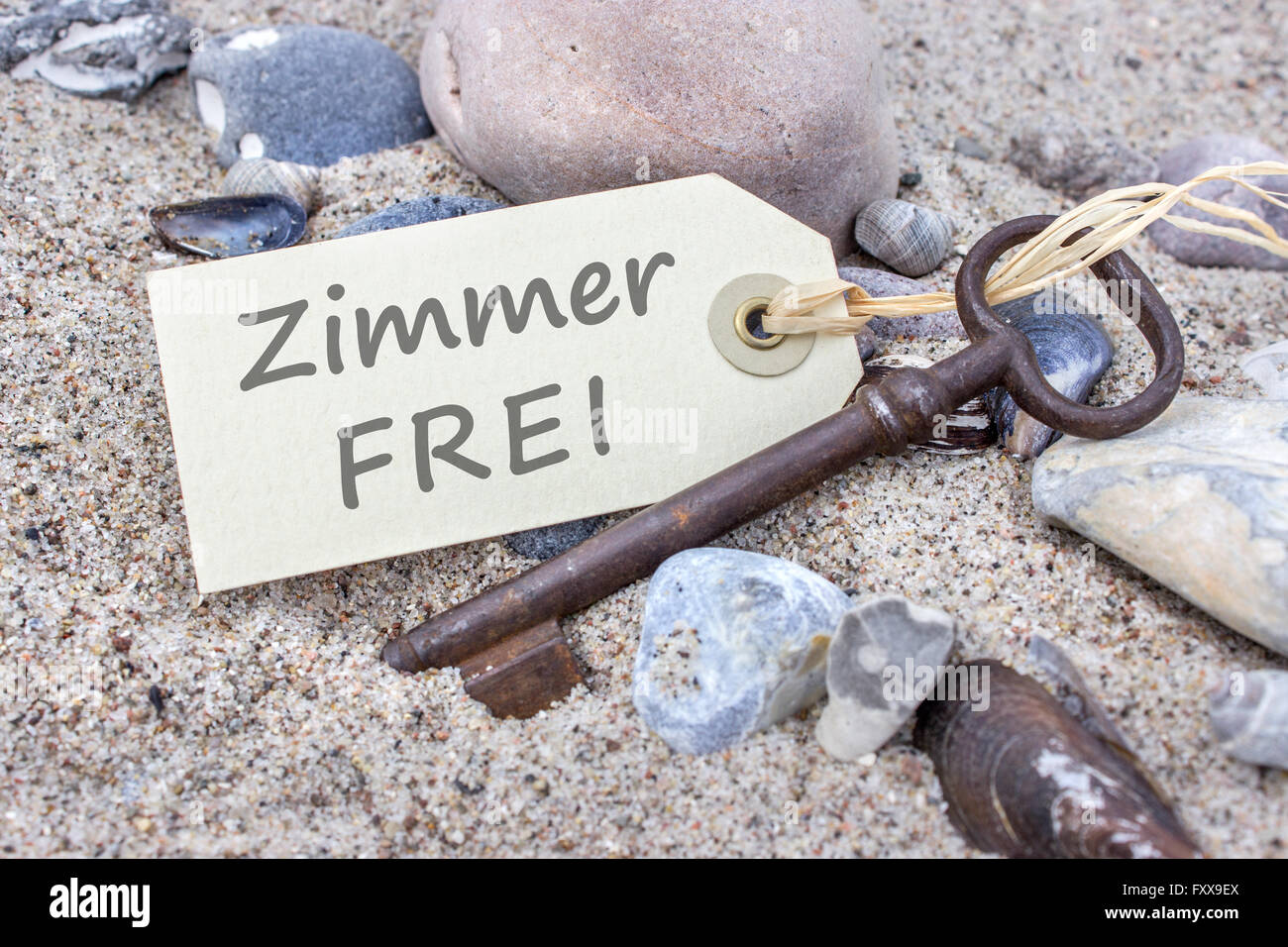 Alte Schlüssel und Karte mit deutschem Text verfügbaren Zimmer Stockfoto