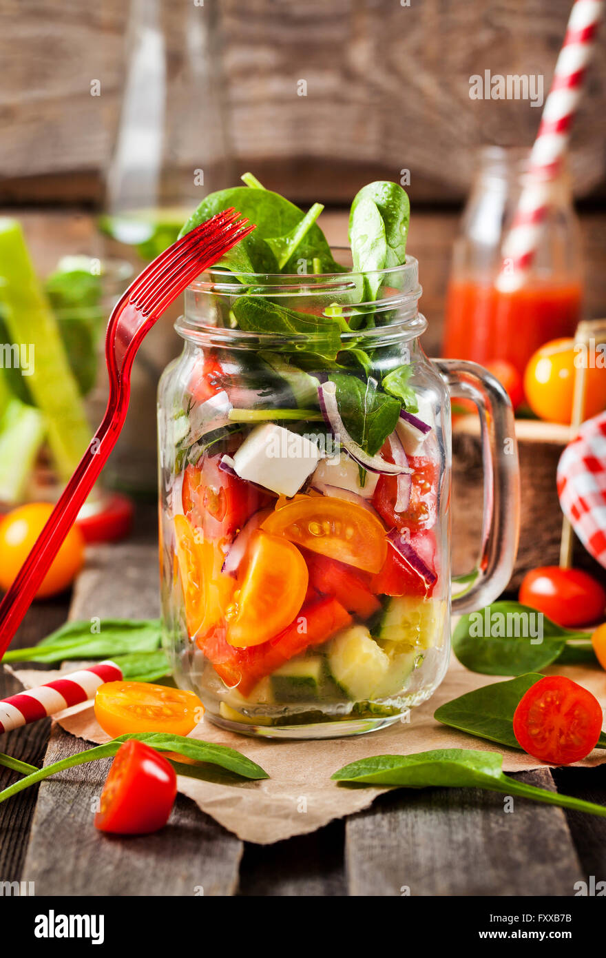 Frische und gesunde hausgemachte Gemüsesalat in Mason Glas Stockfoto
