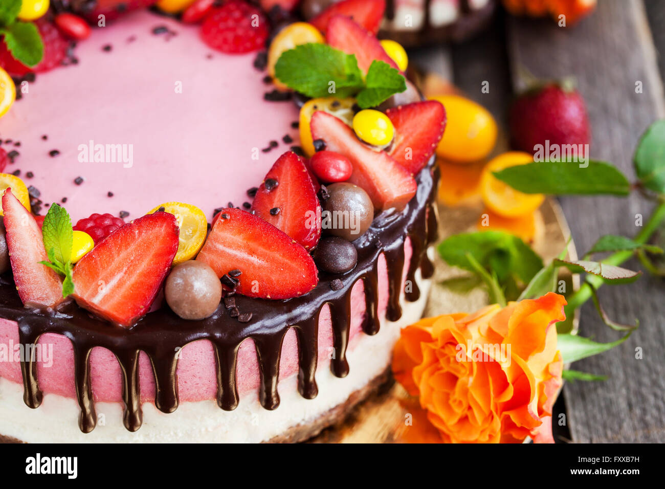 Köstliche doppellagige Erdbeer Käsekuchen (Kuchen) dekoriert mit Schokolade und frischen Beeren Stockfoto
