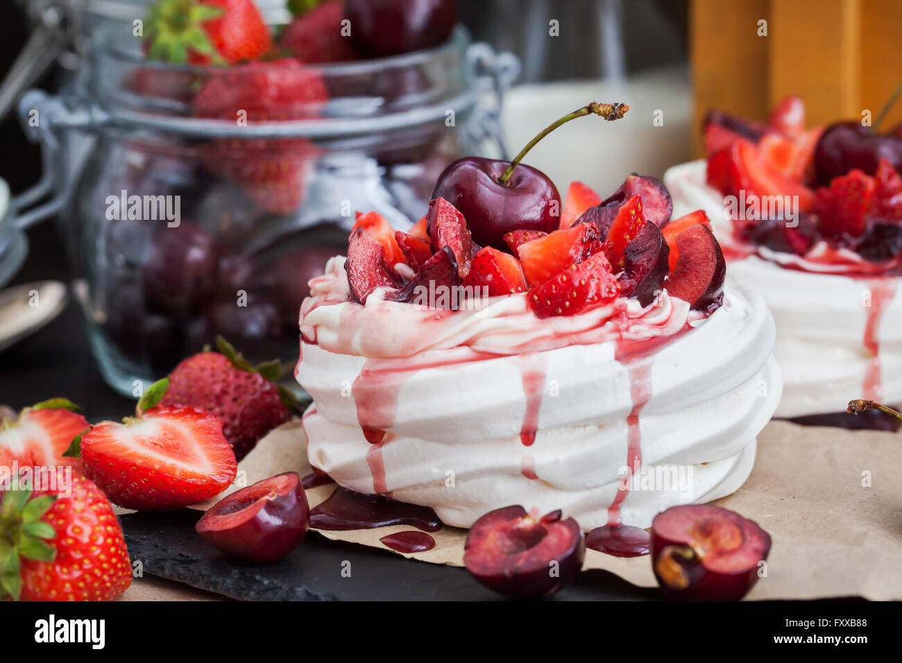 Portion Mini Pavlova Baiser Torte dekoriert mit frischen Erdbeeren und ...