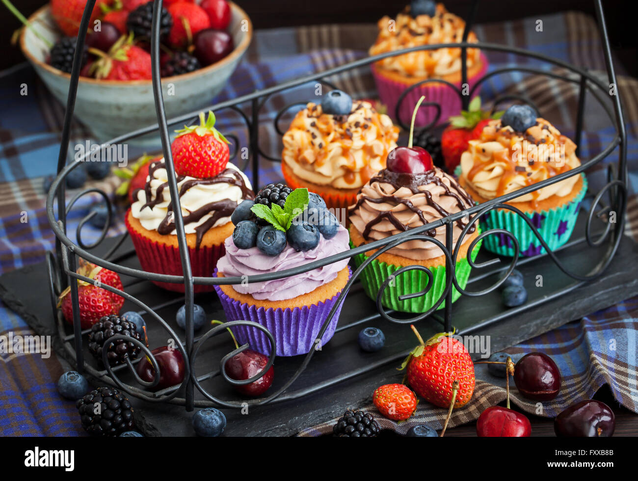 Reihe von verschiedenen leckeren Cupcakes auf dunklen Stockfoto