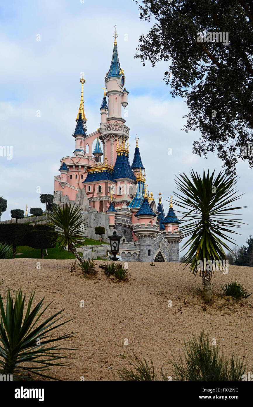 Cinderellas Schloss Disneyland Paris mit blauem Himmel Stockfoto
