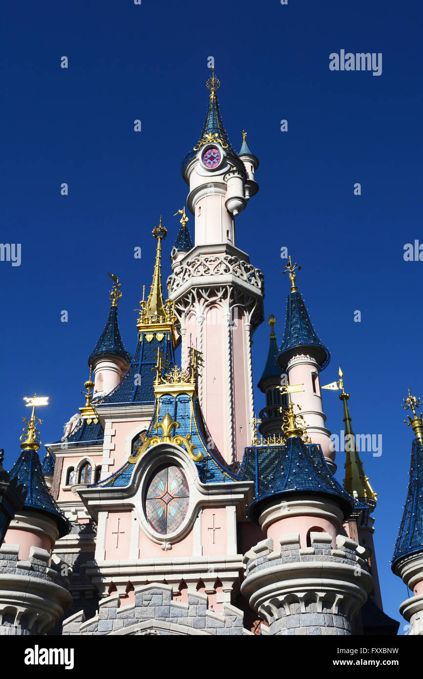 Cinderellas Schloss in Disneyland Paris - blauer Himmel und sonnig Stockfoto
