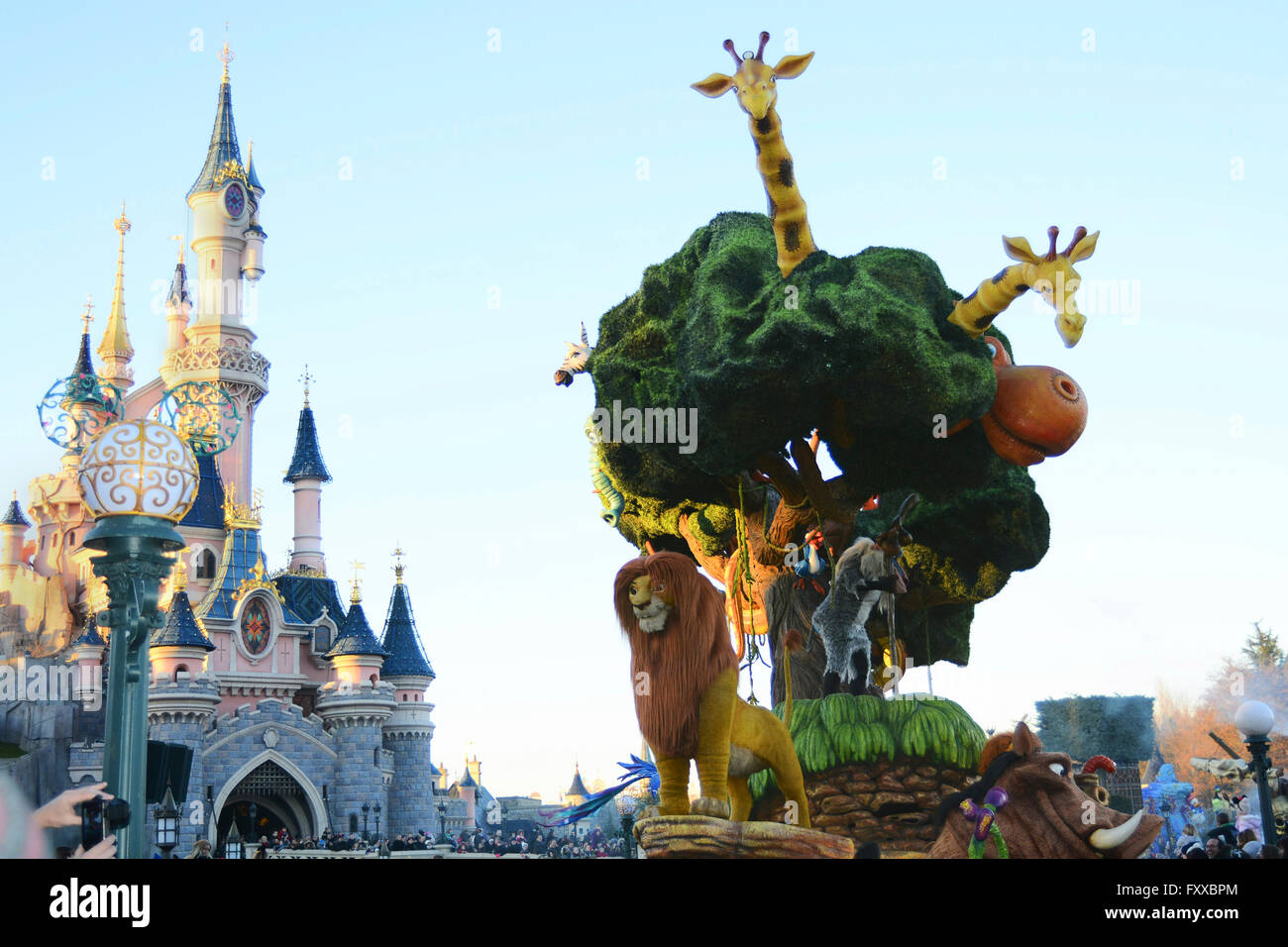 Disney Parade - Lion King und Cinderellas Schloss Stockfoto