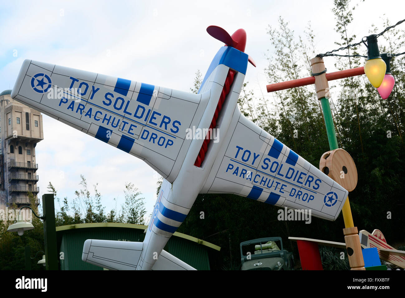 Spielzeugsoldaten parachute Drop Flugzeug - Disneyland Paris - Frankreich Stockfoto