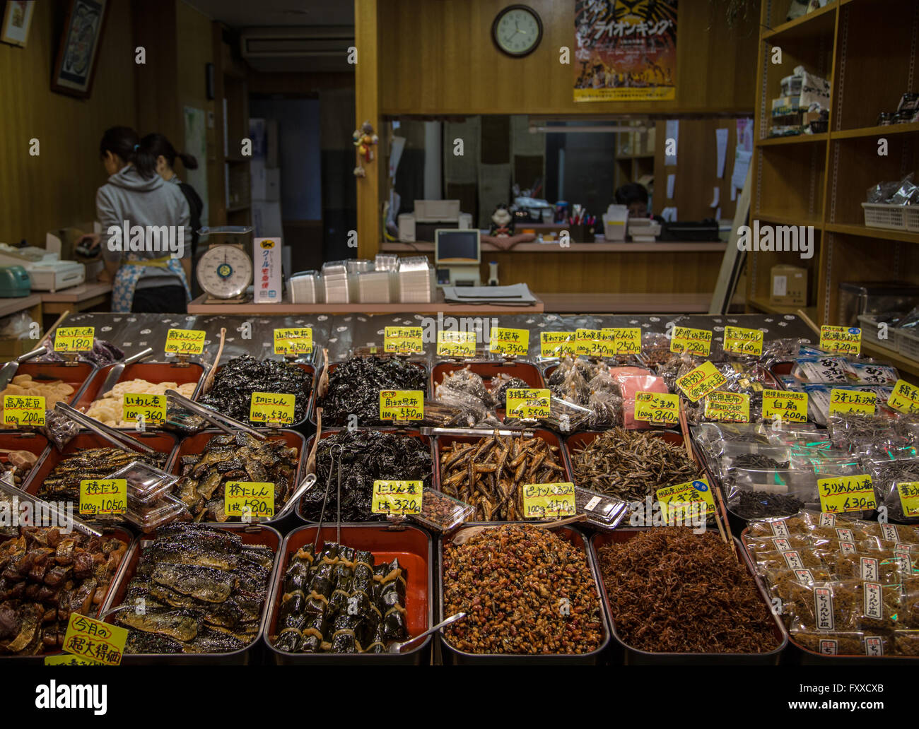 Fisch und Algen in einer Garküche Kyotos Nishiki Markt, eines der bekanntesten Speisen Märkte in Japan. Stockfoto