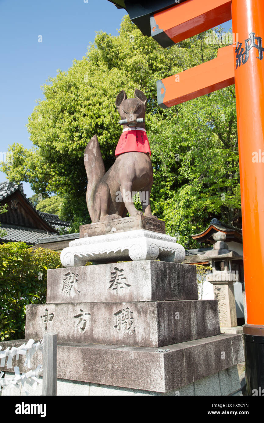 Eines der Stein Füchse am Eingang des Fushimi Inari-Schrein in Kyōto, Japan. Stockfoto