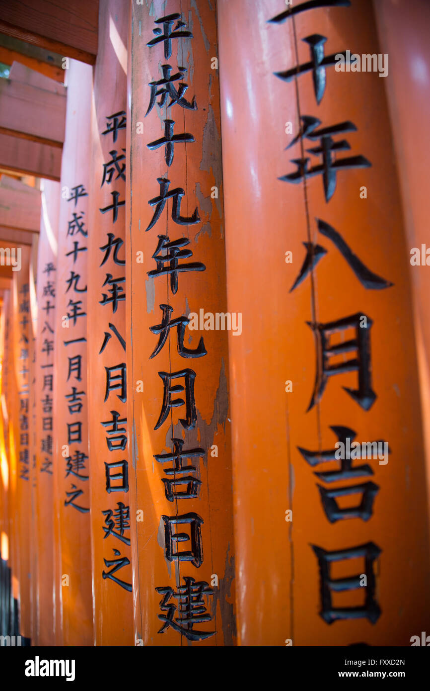 Nahaufnahme der japanischen Inschriften auf den Spalten der Fushimi Inari-Schrein in Kyōto, Japan. Stockfoto