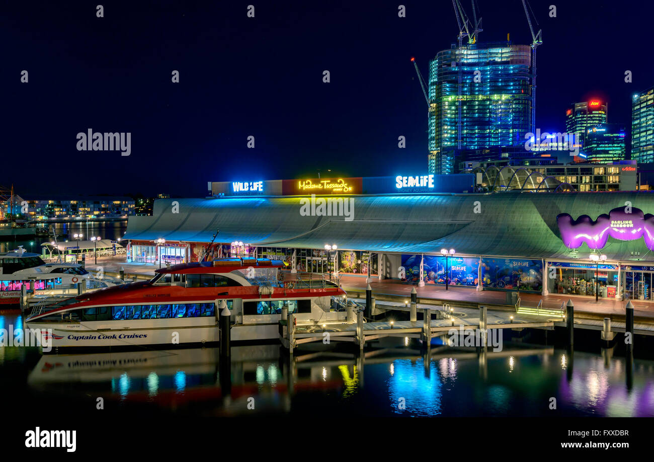 Sydney, Australien - 10. November 2015: Darling Harbour Skyline Blick von Pyrmont Bridge in der Nacht. Langzeitbelichtung. Stockfoto