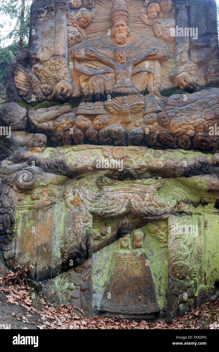Stein-Altar geschnitzt in Sandstein im Wald Stockfoto