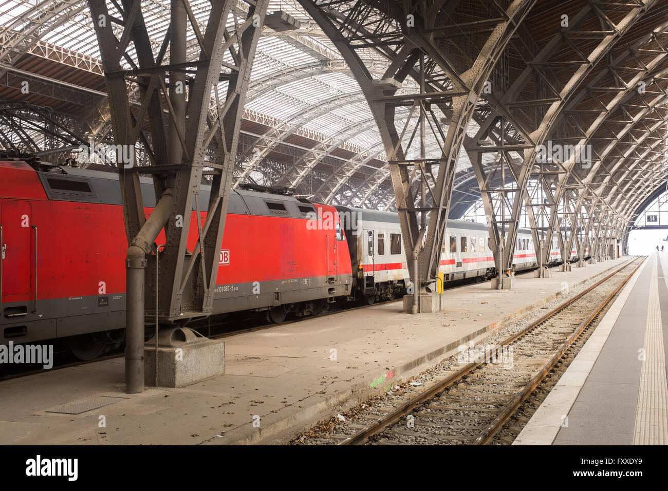 LEIPZIG, 5 APRIL: ein Regionalzug im Hauptbahnhof in Leipzig am 5. April 2016. Stockfoto
