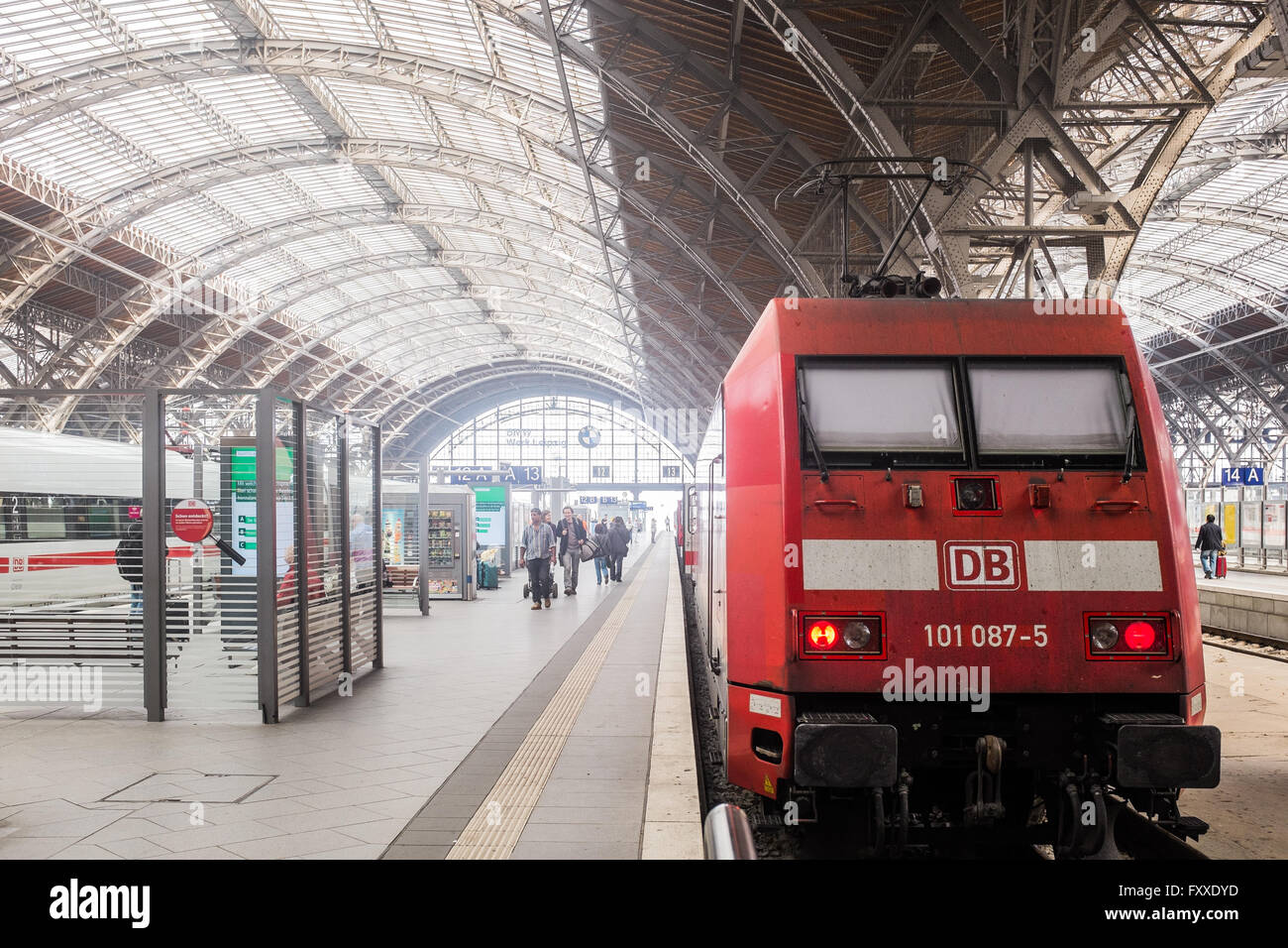 LEIPZIG, 5 APRIL: ein Regionalzug im Hauptbahnhof in Leipzig am 5. April 2016. Stockfoto