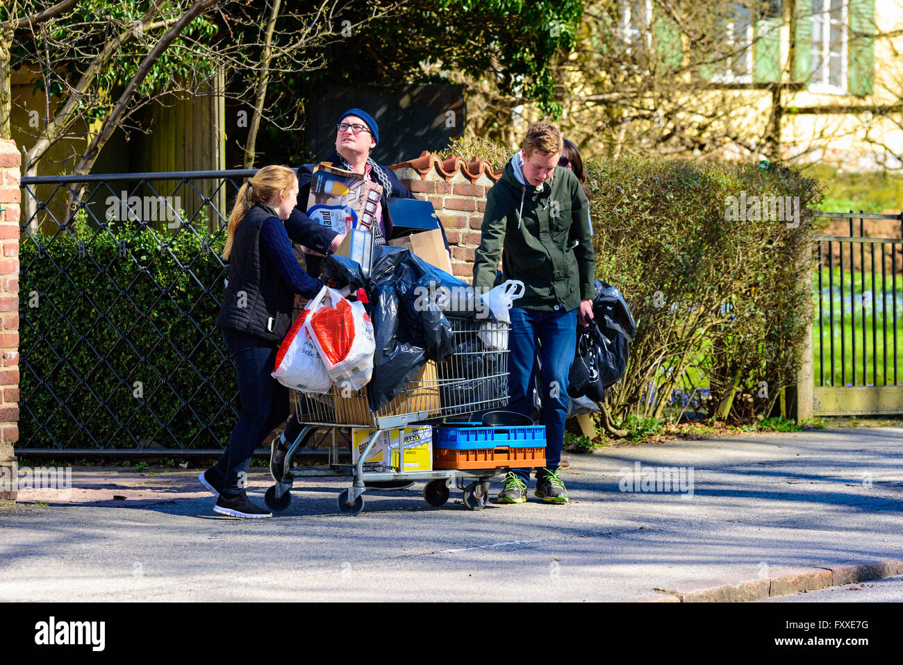Lund, Schweden - 11. April 2016: Echtes Leben in der Stadt. Einige junge Erwachsenen Personen helfen einander, Sachen mit einem shopping Auto bewegen Stockfoto