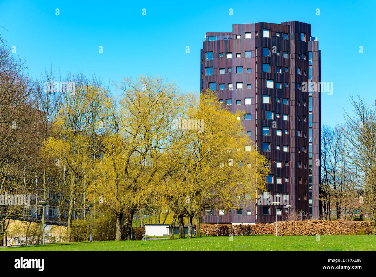 Lund, Schweden - 11. April 2016: Schönes Design und Farbe Wahl auf das Hochhaus-Apartment-Gebäude in der Stadt. Schöne surroundin Stockfoto