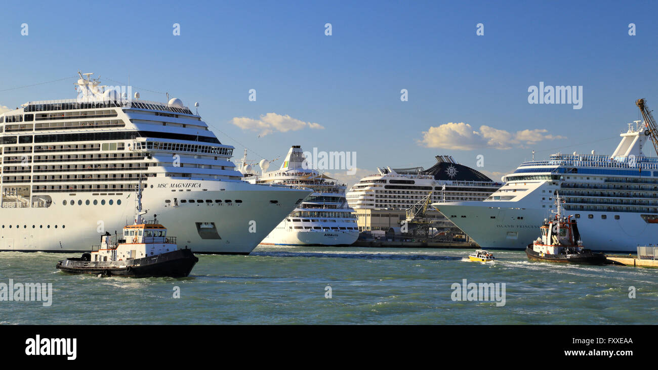 Kreuzfahrtschiffe MSC Magnifica, MSC Musica, AIDAvita und Island Princess in den Hafen von Venedig Stockfoto