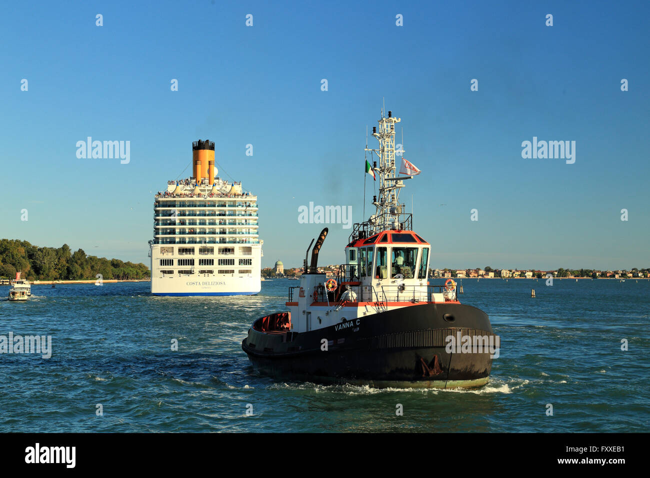 Schlepper Boot Vanna C, IMO 9364502 und Kreuzfahrtschiff Costa Deliziosa, IMO 9398917 Stockfoto