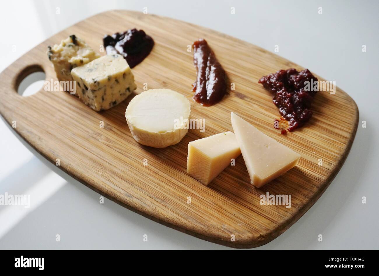 Gourmet-Käse-Platte auf einem Holzbrett Stockfoto