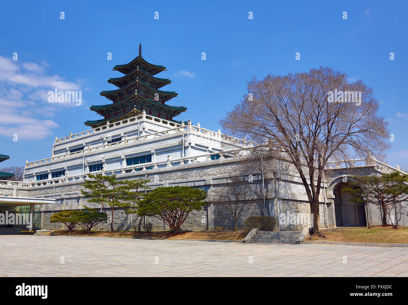 Fünfstöckige Pagode durch das National Folk Museum im Gyeongbokgung Palace in Seoul, Korea Stockfoto