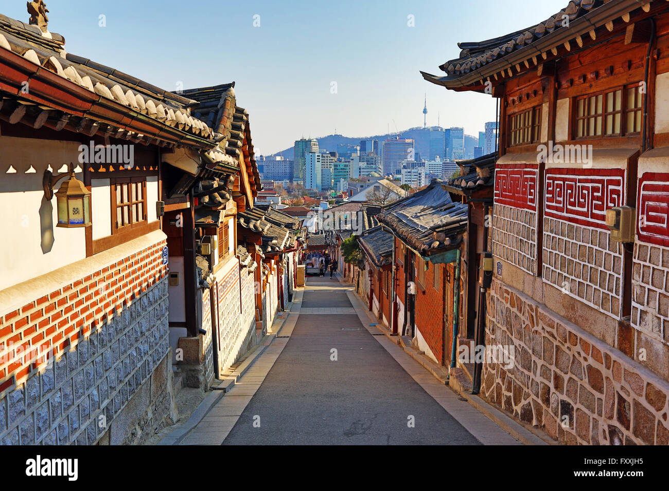 Straßenszene in der alten Stadt von Bukchon Hanok Dorf in Seoul, Korea Stockfoto