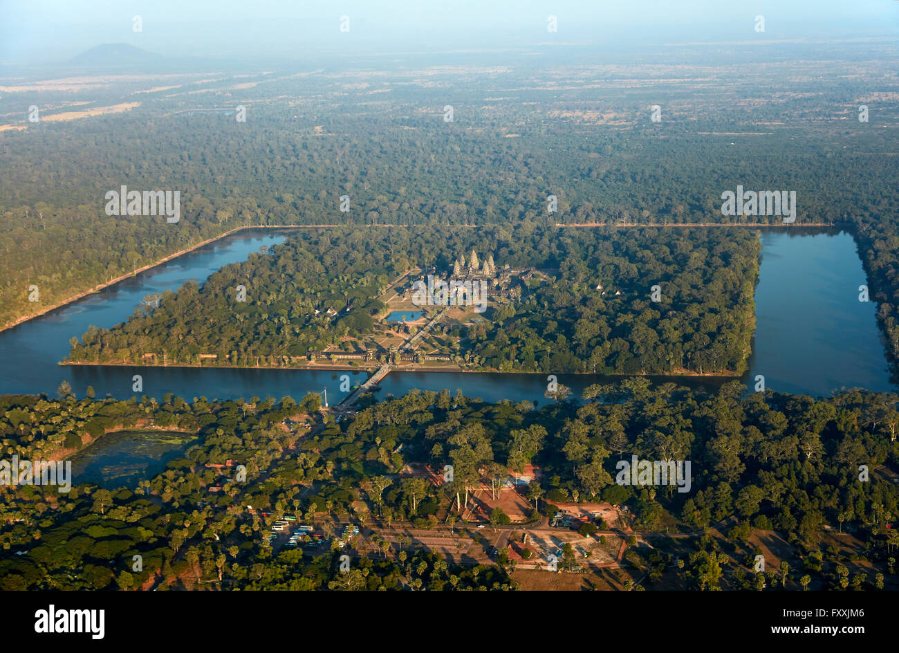 Wassergraben Sie um UNESCO-Weltkulturerbe, Siem Reap, Angkor Wat, Kambodscha - Antenne Stockfoto