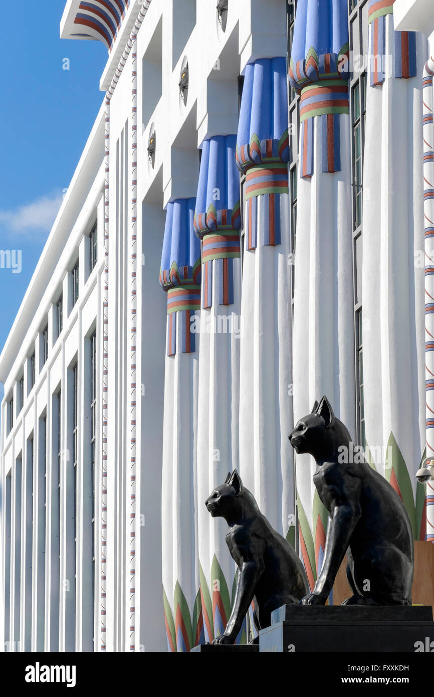 Zwei gigantische Bildnisse von schwarzen Katzen flankieren den Eingang der ehemaligen Carreras Zigarettenfabrik, Camden. London, England, Vereinigtes Königreich Stockfoto