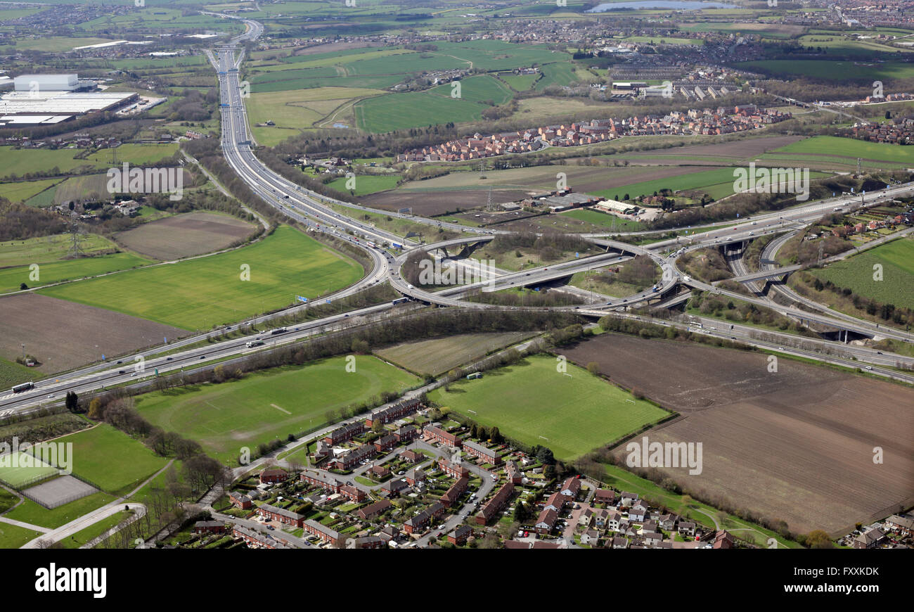Luftaufnahme des M62 M1 Autobahnanschluss in der Nähe von Wakefield, West Yorkshire, Großbritannien Stockfoto