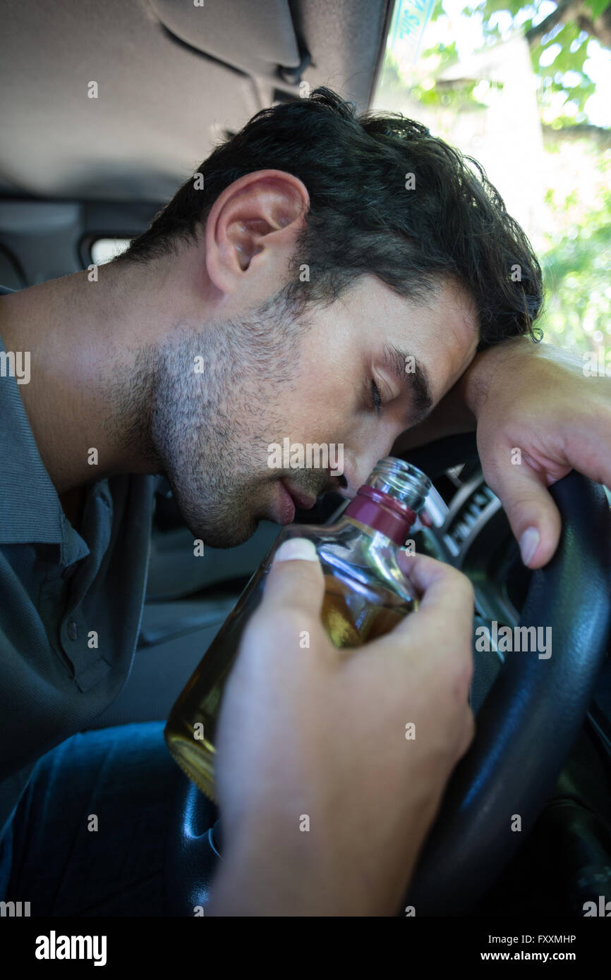 Nahaufnahme von sackte Mann halten Alkohol Flasche Stockfoto