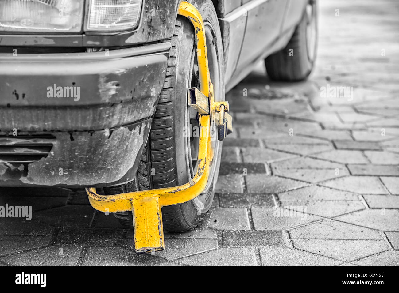 Felgenschloss auf ein falsch geparktes Auto, selektive Farben Stockfoto
