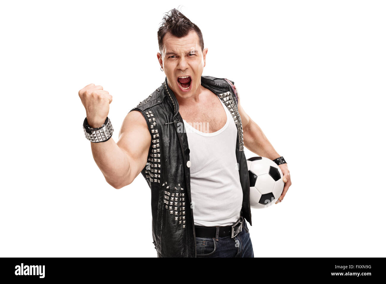 Studioaufnahme von einem FußballHooligan hält einen Ball und schreien