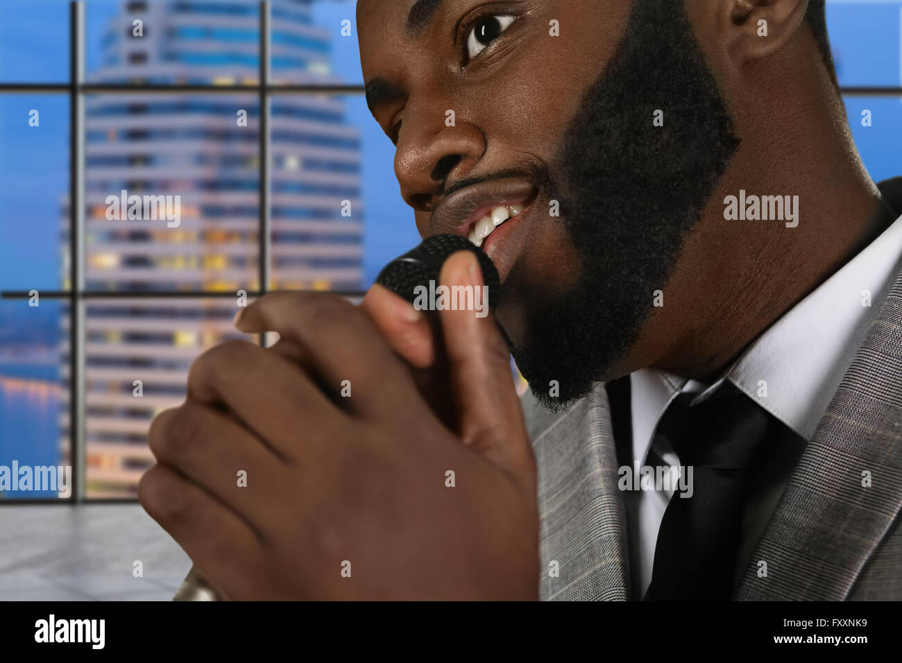 Schwarze Sängerin mit Mikrofon. Stockfoto