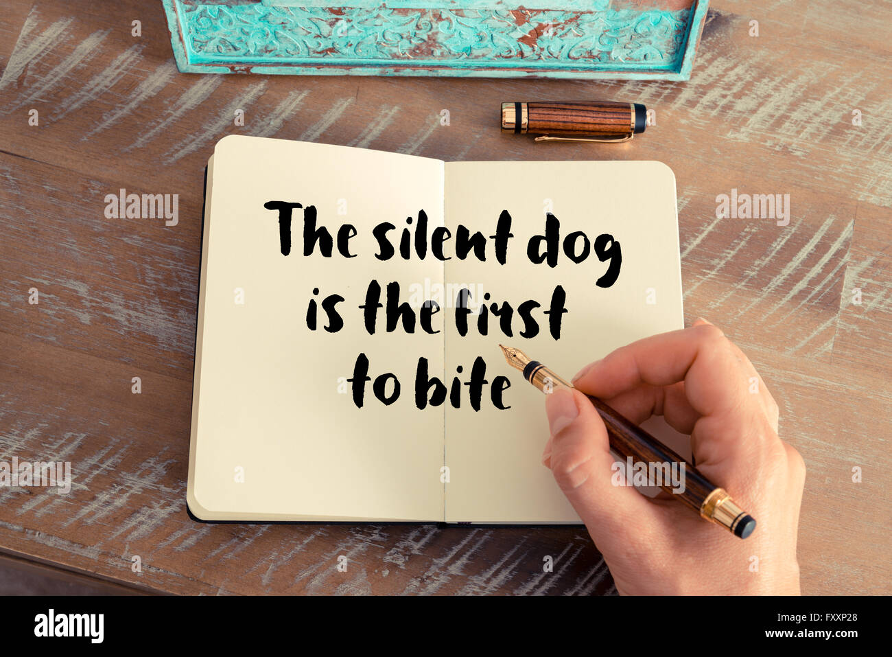 Handschriftliche Zitat ist der stillen Hund erstmals als inspirierende Konzept Bild beißen Stockfoto