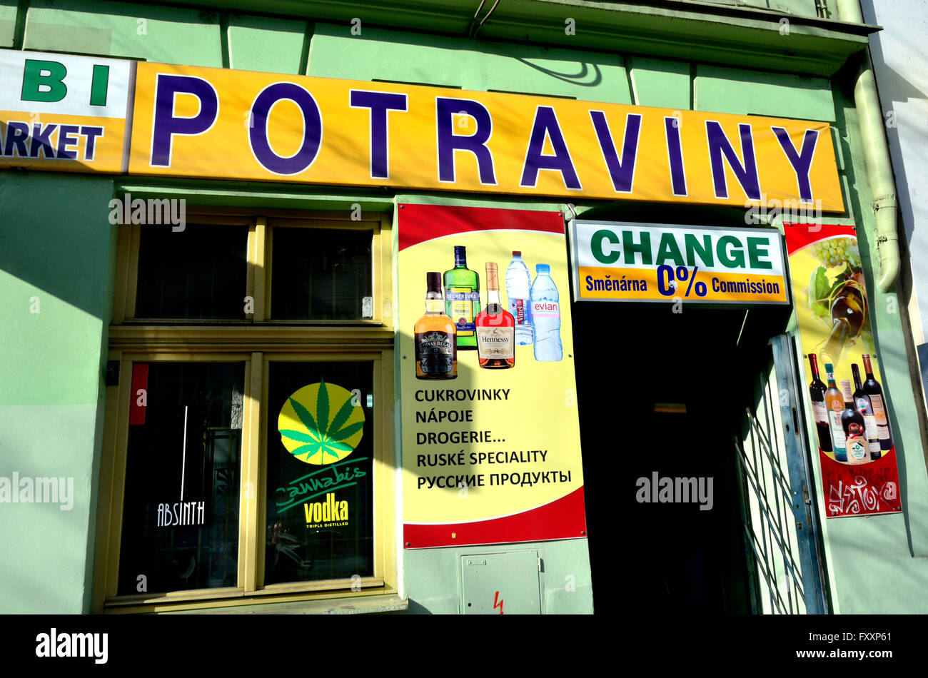 Prag, Tschechische Republik. Potraviny / Lebensmittelladen, Wechselstube Angebot Stockfoto
