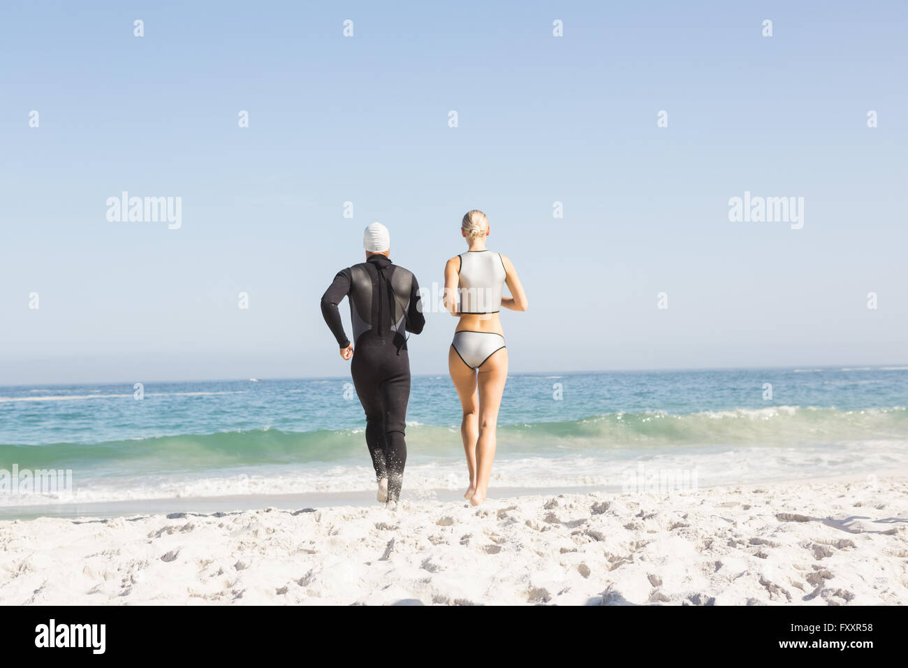 Süßes Paar laufen im Wasser gehen Stockfoto