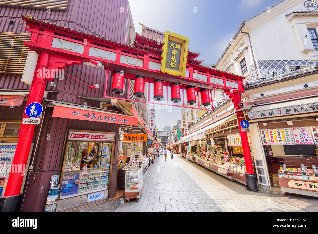KAWASAKI, JAPAN - 7. August 2015: Die Einkaufspassage zu Kawasaki-Daishi-Tempel, der im Jahre 1128 gegründet wurde. Stockfoto