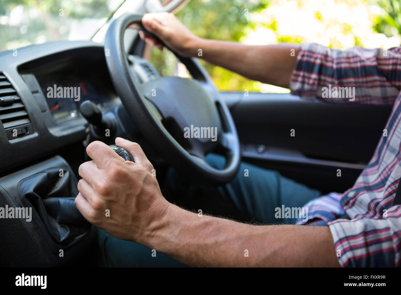 Mann, ein Auto zu fahren Stockfoto