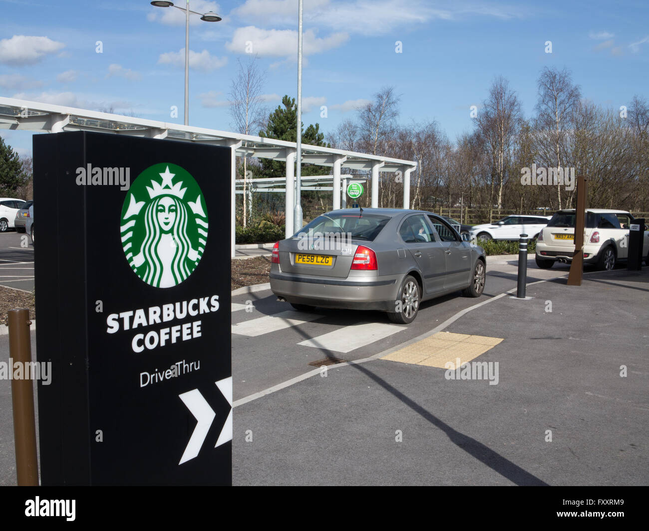 Starbucks-Kaffee-Fahrt durch Stockfoto