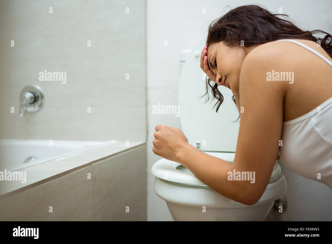 Junge Frau, in einer Kommode Toilette Erbrechen Stockfoto