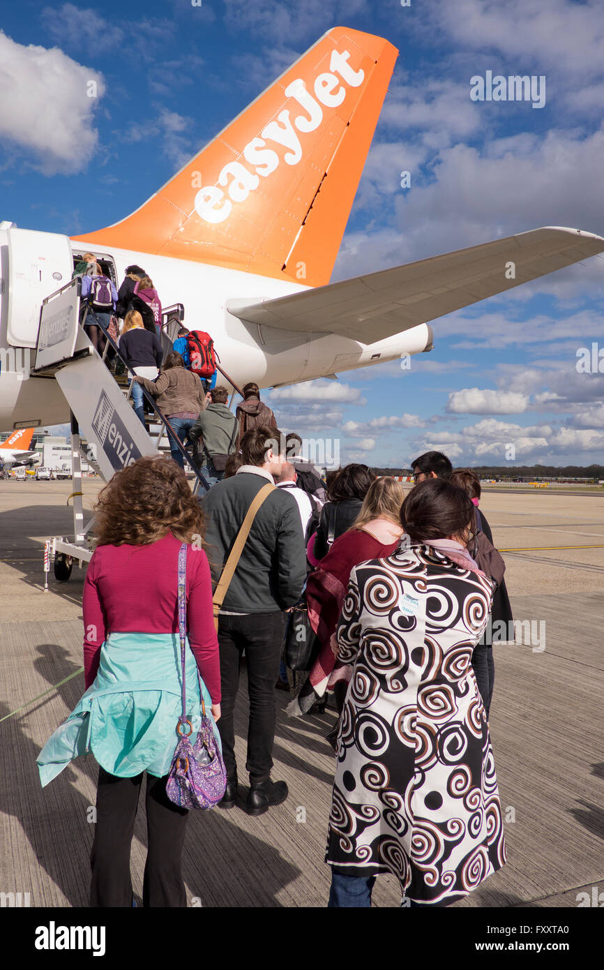 Fluggästen einen Easyjet-Flug am Flughafen Gatwick in Surrey UK Stockfoto