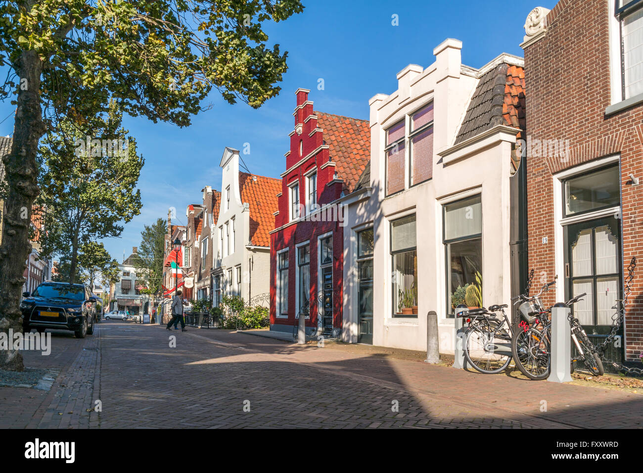 Straßenszene mit Häusern im historischen alten Stadt von Harlingen, Friesland, Niederlande Stockfoto