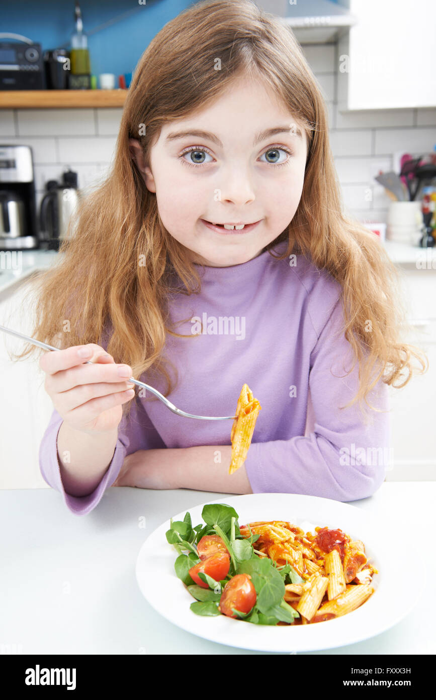 Porträt von Mädchen genießen gesunde Mahlzeit zu Hause Stockfoto