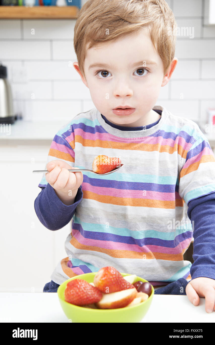 Kleiner Junge genießen gesunde Snack mit frischem Obst Stockfoto