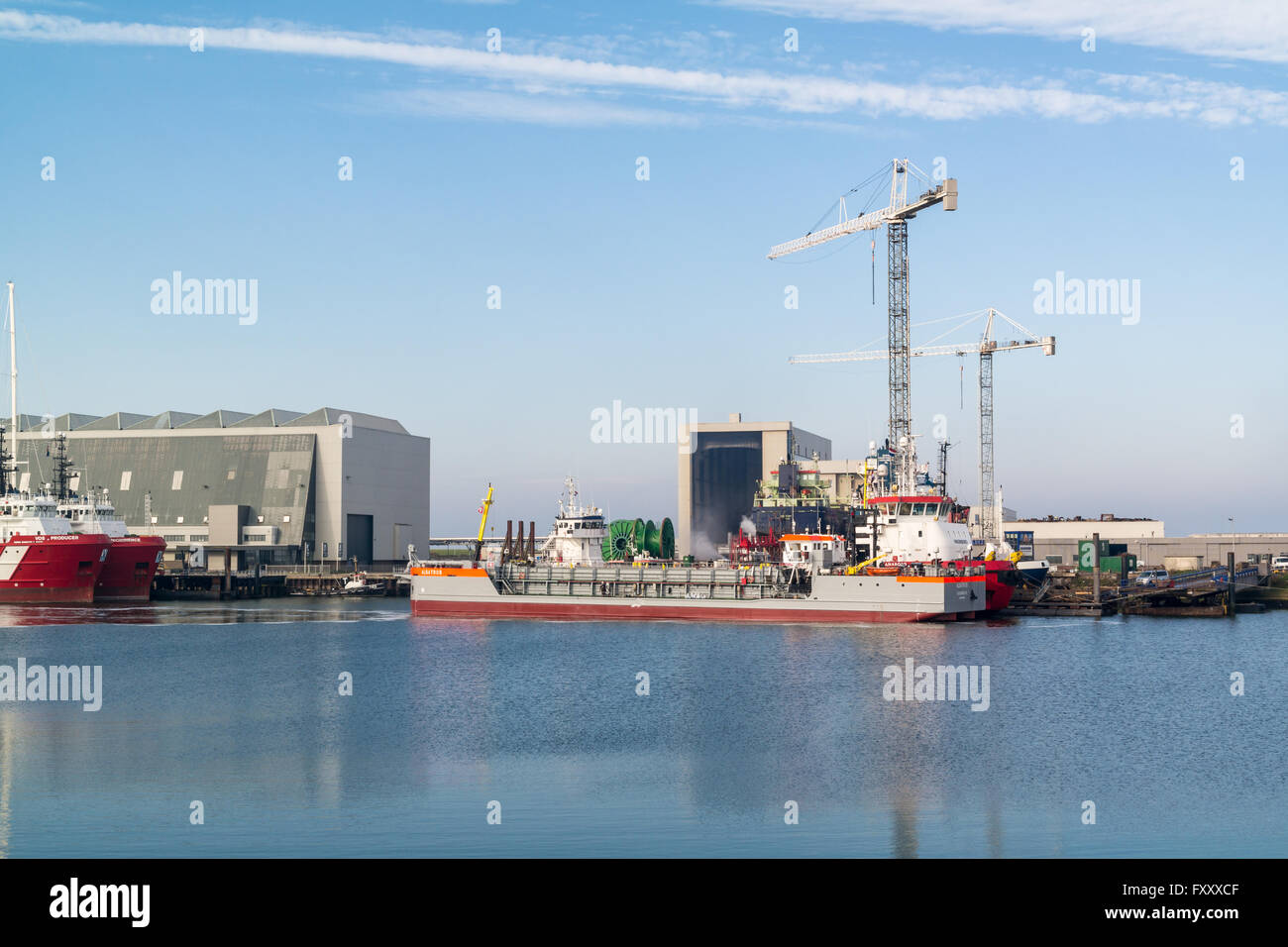 Schiffe in industriellen Hafen von Harlingen, Friesland, Niederlande Stockfoto