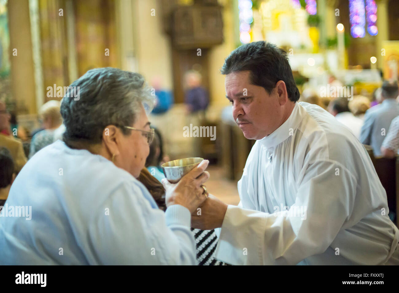 Detroit, Michigan - Gemeinschaft während Sonntag Masse im Allerheiligsten Erlöser katholische Kirche. Stockfoto