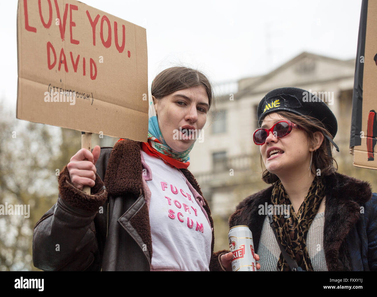 Zwei Frauen an der Kundgebung gegen die Sparmaßnahmen brachte von den Konservativen in Großbritannien. Stockfoto