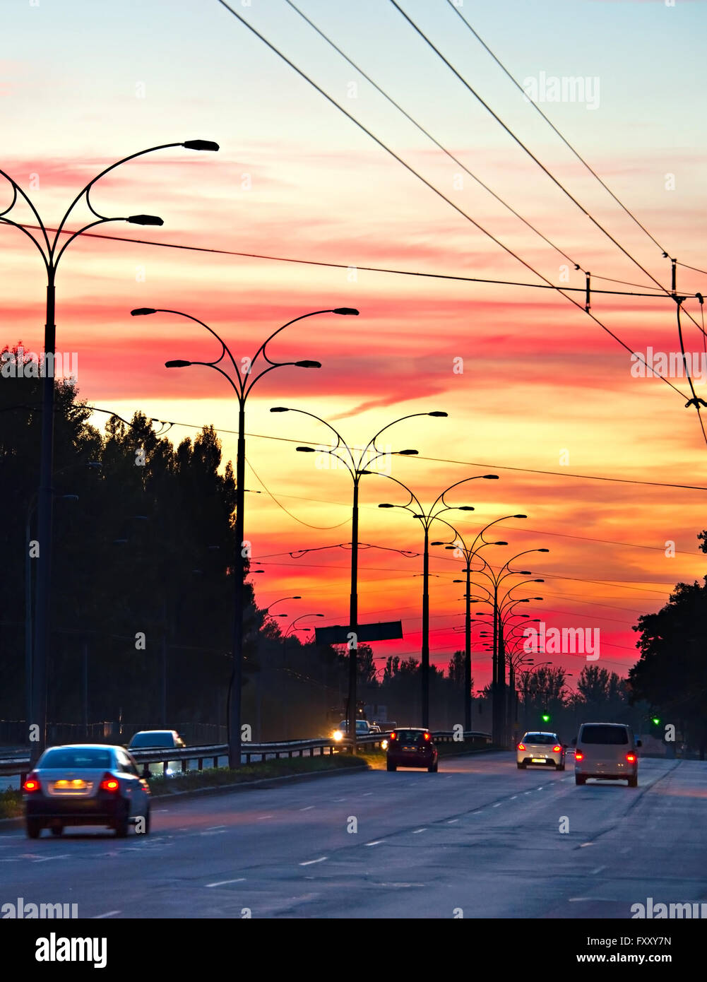 Auto auf einer Autobahn-Sonnenuntergang-Himmel. Kiew, Ukraine Stockfoto