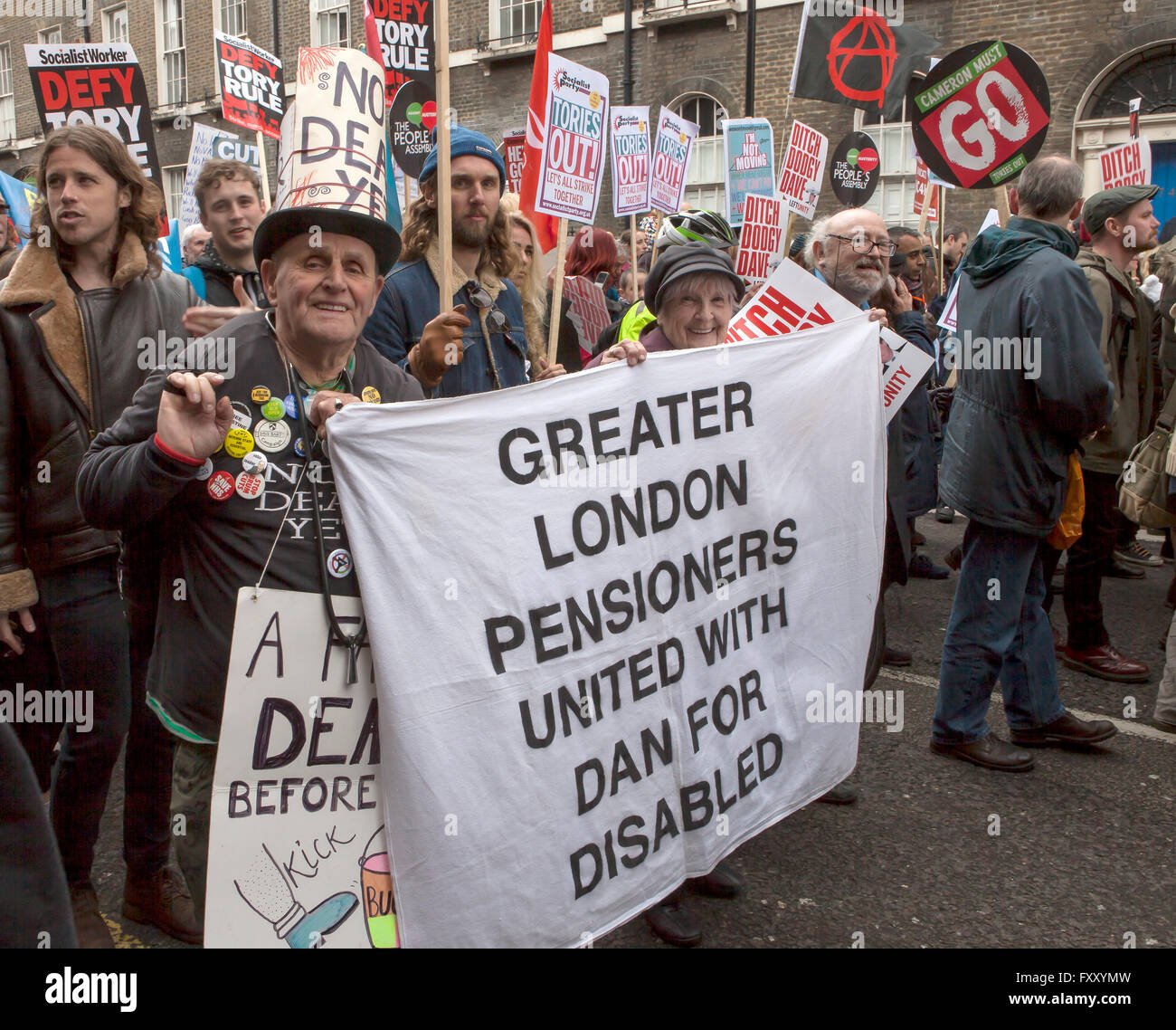 In einem Bericht hatte hundert und fünfzig tausend Leute marschieren in London für den Marsch gegen Sparpolitik, gegen die Regierung. Stockfoto