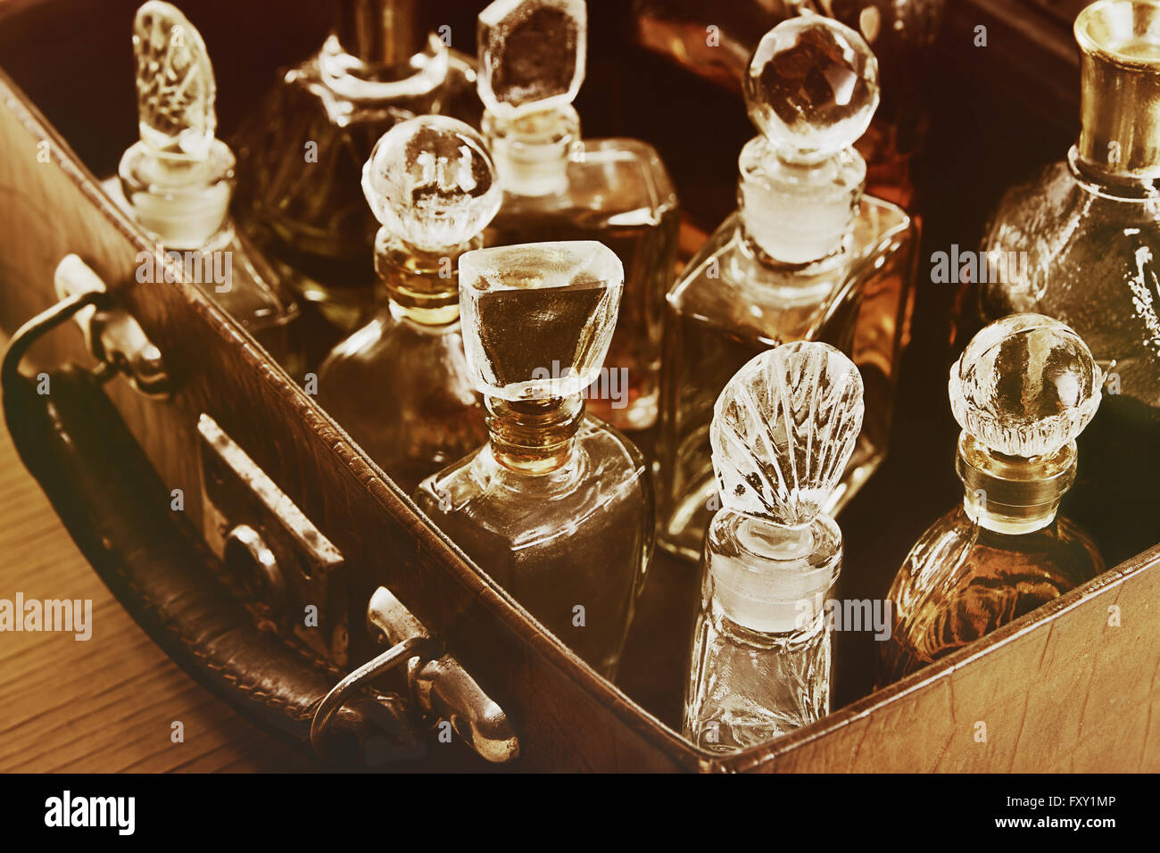 Vintage Parfüm in den alten Leder-Koffer. Bild getönt. Retro-Effekt. Stockfoto