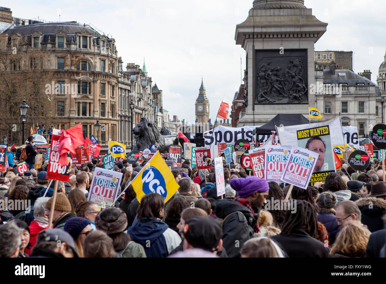 In einem Bericht hatte hundert und fünfzig tausend Leute marschieren in London für den Marsch gegen Sparpolitik, gegen die Regierung. Stockfoto